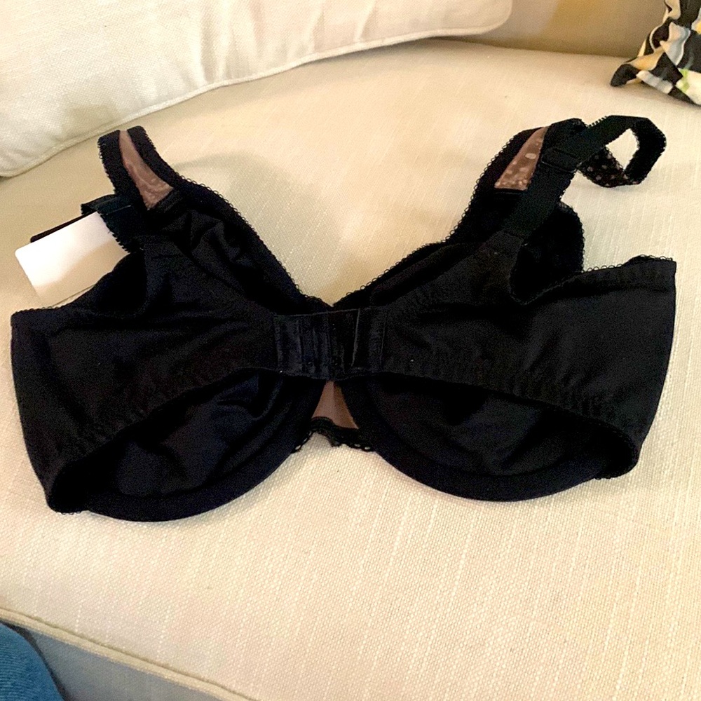 NWT Wacoal black bra. 32DDD. Lace straps. Boost and lift bust line by 1”!